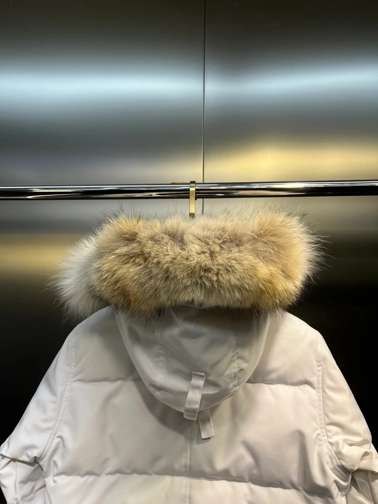 P860 Canada Goose Canada # Expedition04 Parker, a treasure of Canadian origin! Limited supply worldwide! Canada Goose Model 04 is a top-notch couple model, polar cold-proof outdoor series fur collar detachable hooded parka down jacket, the first Goose in 2024. I hope my partners like the top quality, and I hope everyone can evaluate it together! The most popular cool items of the Big Goose family in 2024 are online. The same popular product of Yi Yang Qianxi is said to be a joint limited edition Big Goose that cannot be bought in autumn and winter. If you dislike the sameness of the Big Goose in the past, then this model will definitely give you a different experience! This year's most powerful couple's collection for autumn and winter is online, a top-notch luxurious ready-to-wear style, paired with an outdoor warm down jacket with great style and charm! The most standard and classic items of the Daye family in the past two years are equipped with unique reflective stripes for embellishment, which further shows the high-end fashion performance effect. With the embellishment of hardware buckles, it has excellent performance effect. The upper body is clean, simple and elegant, even for urban leisure. It is suitable for various occasions. Designed with large pockets, this model has a large capacity and is equipped with reflective stripes, making it safer at night. It is suitable for various adventure activities. It is made of windproof and waterproof technical materials. The interior is filled with full white duck down, which is absolutely cold-proof and warm. It also has a stand-up collar design and fine fluff at the collar, with meticulous attention to detail! The charm of this model is also more spiritual, and the upper body has more temperament and specifications. It perfectly shows the ultra-high standard of fashionable performance of this model, integrating outdoor and life, and you can even create high-street wear! The most pinnacle limited-edition goose that we have presented so far, both in terms of design and detailed materials, it is completely outstanding. The grand and evergreen version design is matched with cool reflective elements. The overall appearance can be said to be quite high, and it has that kind of powerful outdoor performance! It combines high-end casual attributes with high-street style. It is high-grade, domineering, warm, and beautiful. The visibility of the upper body is quite strong, and the configuration of the owl element is highly brand-recognizable. It fully complements the overall brand performance and visual effects, and also has the high-end sense of fashion and fashionable performance. It is a must-buy product because it is the most awesome down brand on the planet and one of Canada's three national treasure brands. It is also a sentimental down luxury brand. In the field of polar cold-proof clothing, Goose has made an irreplaceable contribution... Size: xs s m l xl